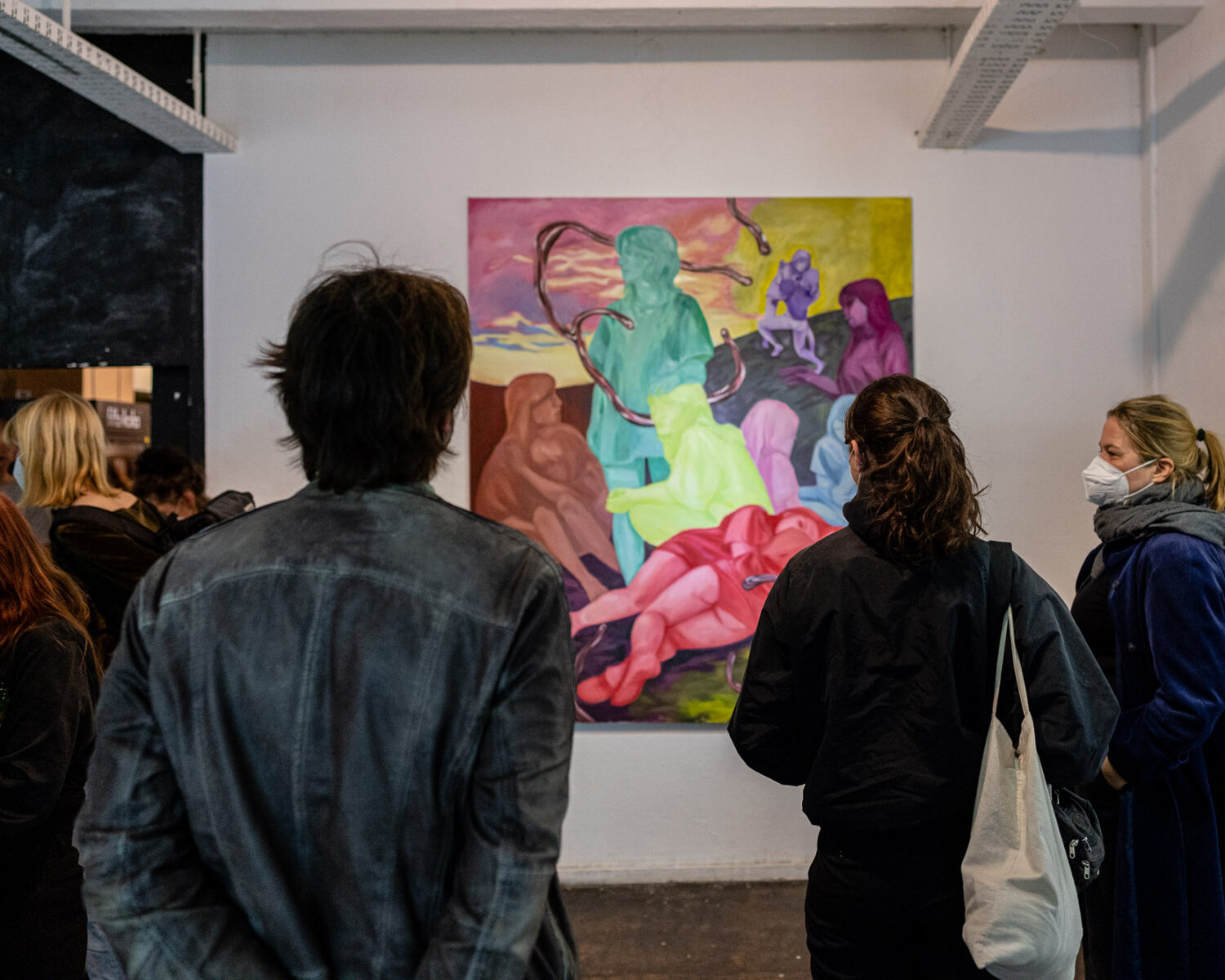 "Begegnungen" - mit diesem Sehnsuchtswort betiteln die 19 Künstler*innen ihre Ausstellung.
Initiatorin ist Pura Kauf, eine in Berlin lebende Zeichnerin und Illustratorin. Zusammen mit anderenKreativen hat Kauf 1991 mit dem Berliner Weinmeisterhaus einen Ort der außerschulischen kulturellen Bildung geschaffen. Kinder und Jugendliche entdecken ihre Talente, lernen Ideen zu formulieren und umzusetzen. Nach nunmehr dreißig Jahren blickt Pura Kauf auf ihr Wirken im Jugendkulturzentrum Weinmeisterhaus zurück und widmet diese Ausstellung in Zusammenarbeit mit aktuellen und ehemaligen "Schülerinnen" und "Schülern" diesem pädagogischen Konzept.

Das mit dem Titel "Begegnungen" breit angelegte Thema der Ausstellung ermöglicht den Künstler*innen persönliche Erinnerungen, Gefühle und Erlebnisse verknüpft mit den zeitnahen Erfahrungen in der Corona-Pandemie auf vielfältigste Weise zu reflektieren:

Was ist Begegnung, was kann sie sein und was bedeutet sie für uns? Begegnungen zwischen Ich und Du, Begegnungen mit dem Leben, Begegnungen in Form von Projektion und Abbild. Was macht die Abwesenheit von Begegnungen mit uns? All das sind nur einige der Spannungsfelder in denen sich die KünstlerInnen mit Ihren Werken bewegen und in denen sich die BesucherInnen begegnen werden.