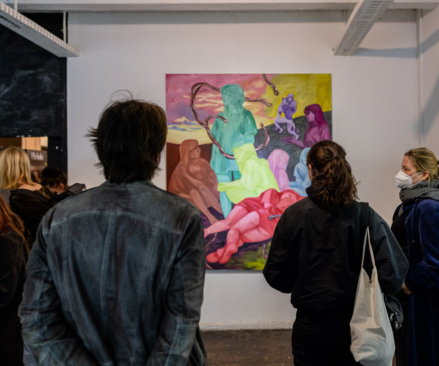 "Begegnungen" - mit diesem Sehnsuchtswort betiteln die 19 Künstler*innen ihre Ausstellung.
Initiatorin ist Pura Kauf, eine in Berlin lebende Zeichnerin und Illustratorin. Zusammen mit anderenKreativen hat Kauf 1991 mit dem Berliner Weinmeisterhaus einen Ort der außerschulischen kulturellen Bildung geschaffen. Kinder und Jugendliche entdecken ihre Talente, lernen Ideen zu formulieren und umzusetzen. Nach nunmehr dreißig Jahren blickt Pura Kauf auf ihr Wirken im Jugendkulturzentrum Weinmeisterhaus zurück und widmet diese Ausstellung in Zusammenarbeit mit aktuellen und ehemaligen "Schülerinnen" und "Schülern" diesem pädagogischen Konzept.

Das mit dem Titel "Begegnungen" breit angelegte Thema der Ausstellung ermöglicht den Künstler*innen persönliche Erinnerungen, Gefühle und Erlebnisse verknüpft mit den zeitnahen Erfahrungen in der Corona-Pandemie auf vielfältigste Weise zu reflektieren:

Was ist Begegnung, was kann sie sein und was bedeutet sie für uns? Begegnungen zwischen Ich und Du, Begegnungen mit dem Leben, Begegnungen in Form von Projektion und Abbild. Was macht die Abwesenheit von Begegnungen mit uns? All das sind nur einige der Spannungsfelder in denen sich die KünstlerInnen mit Ihren Werken bewegen und in denen sich die BesucherInnen begegnen werden.