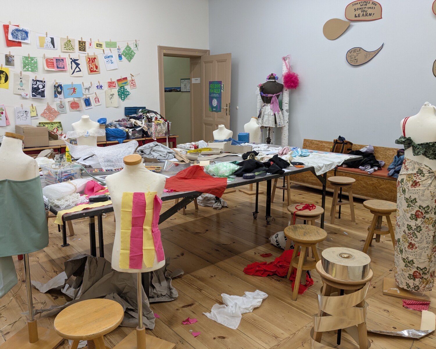 Raum mit bastelmaterialien