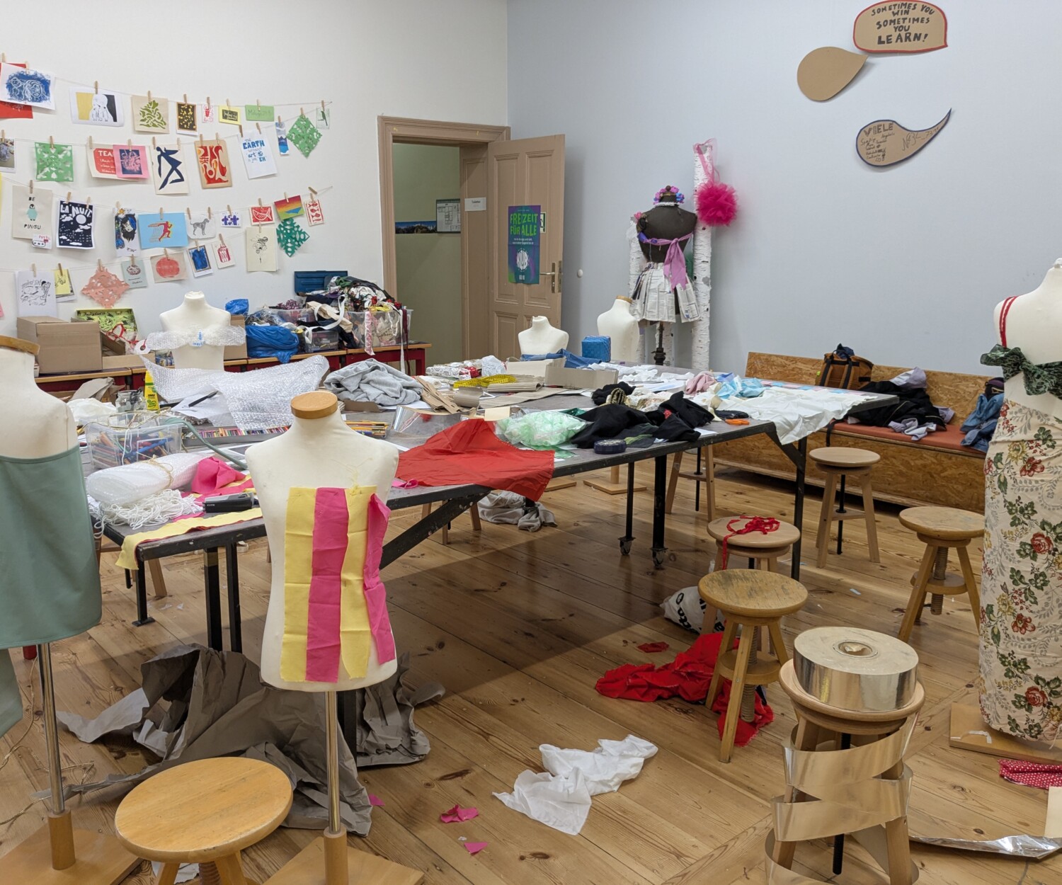 Raum mit bastelmaterialien