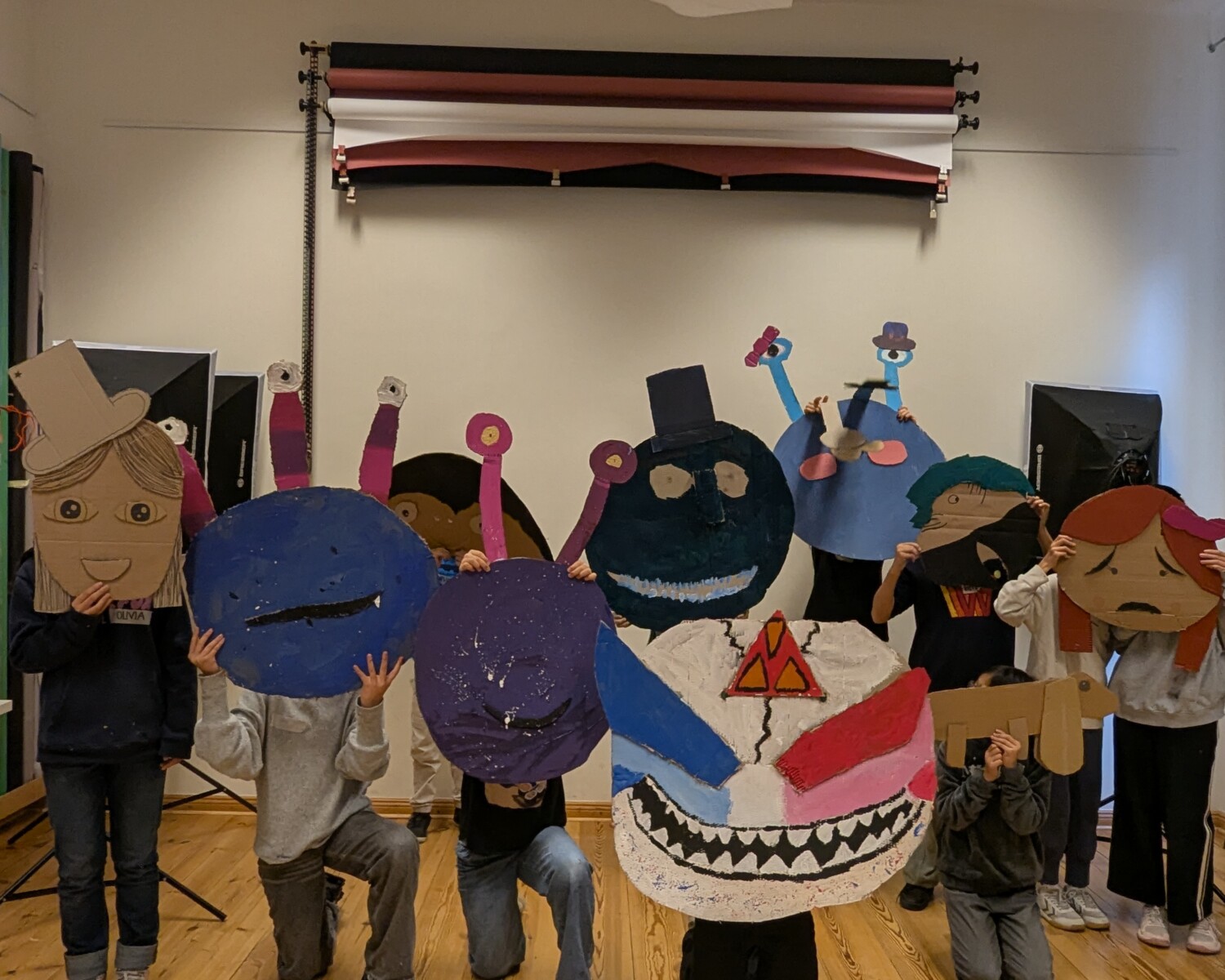 Kinder mit den fertigen Masken