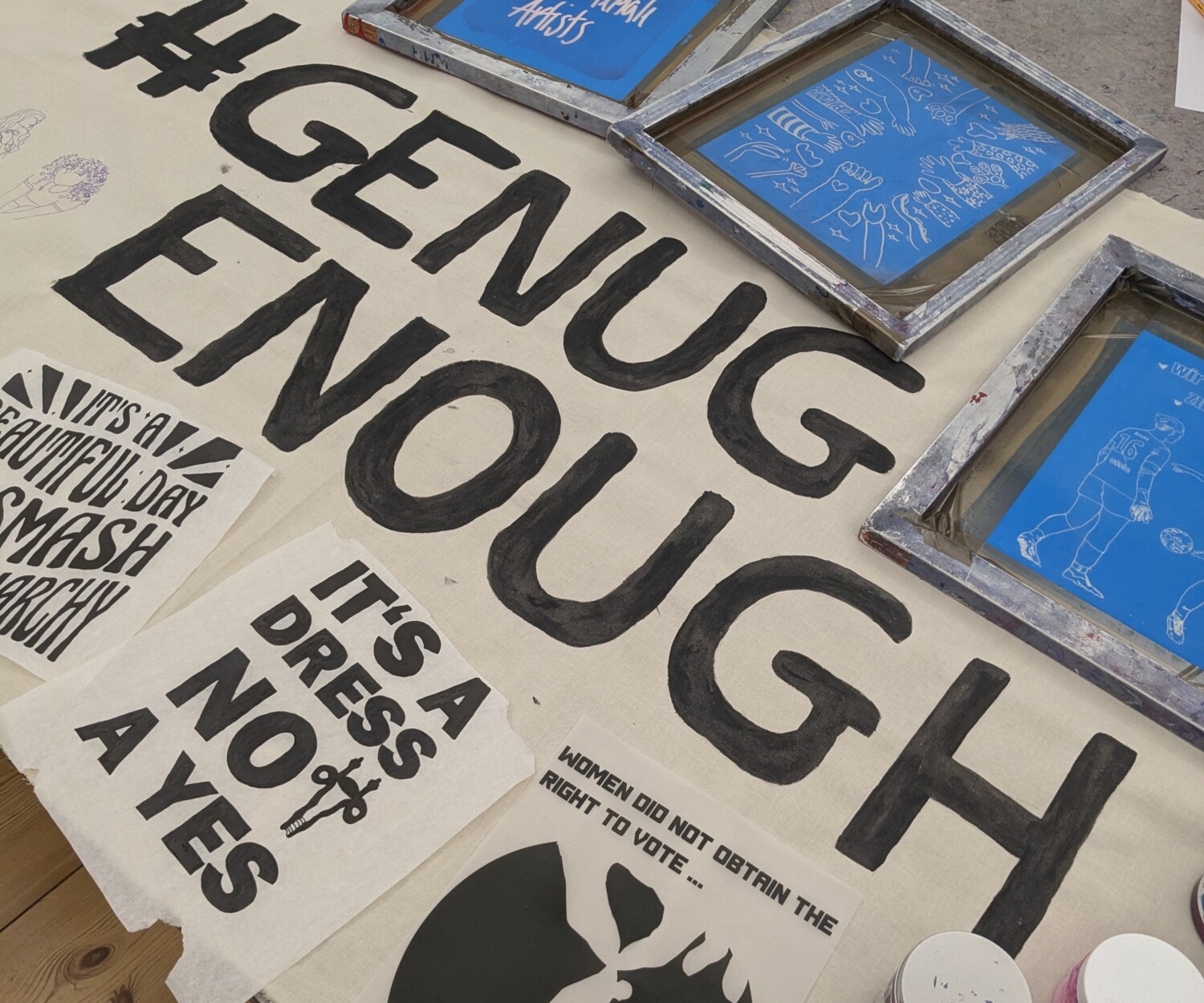 Siebe mit feministischen Sprüche