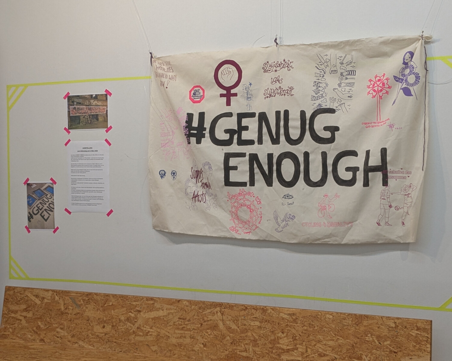 Partizipatives Kunstwerk mit dem Slogan #genug #enough in der Mitte