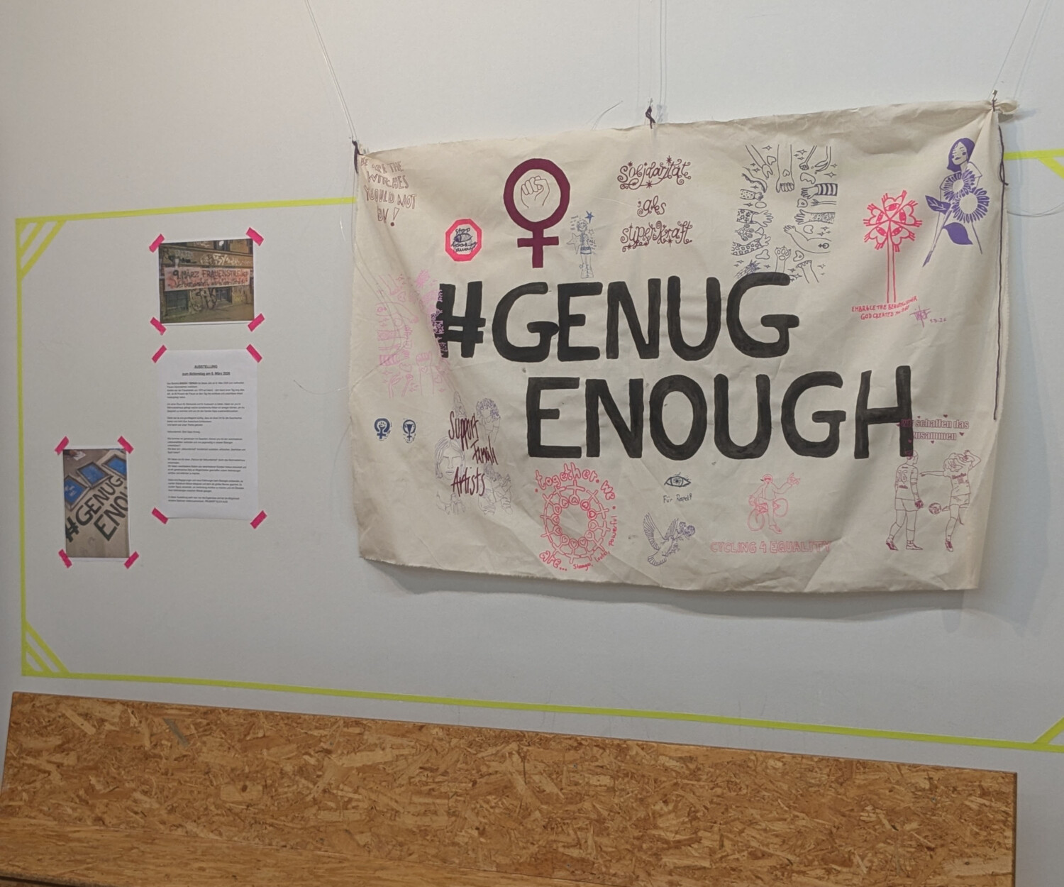 Partizipatives Kunstwerk mit dem Slogan #genug #enough in der Mitte