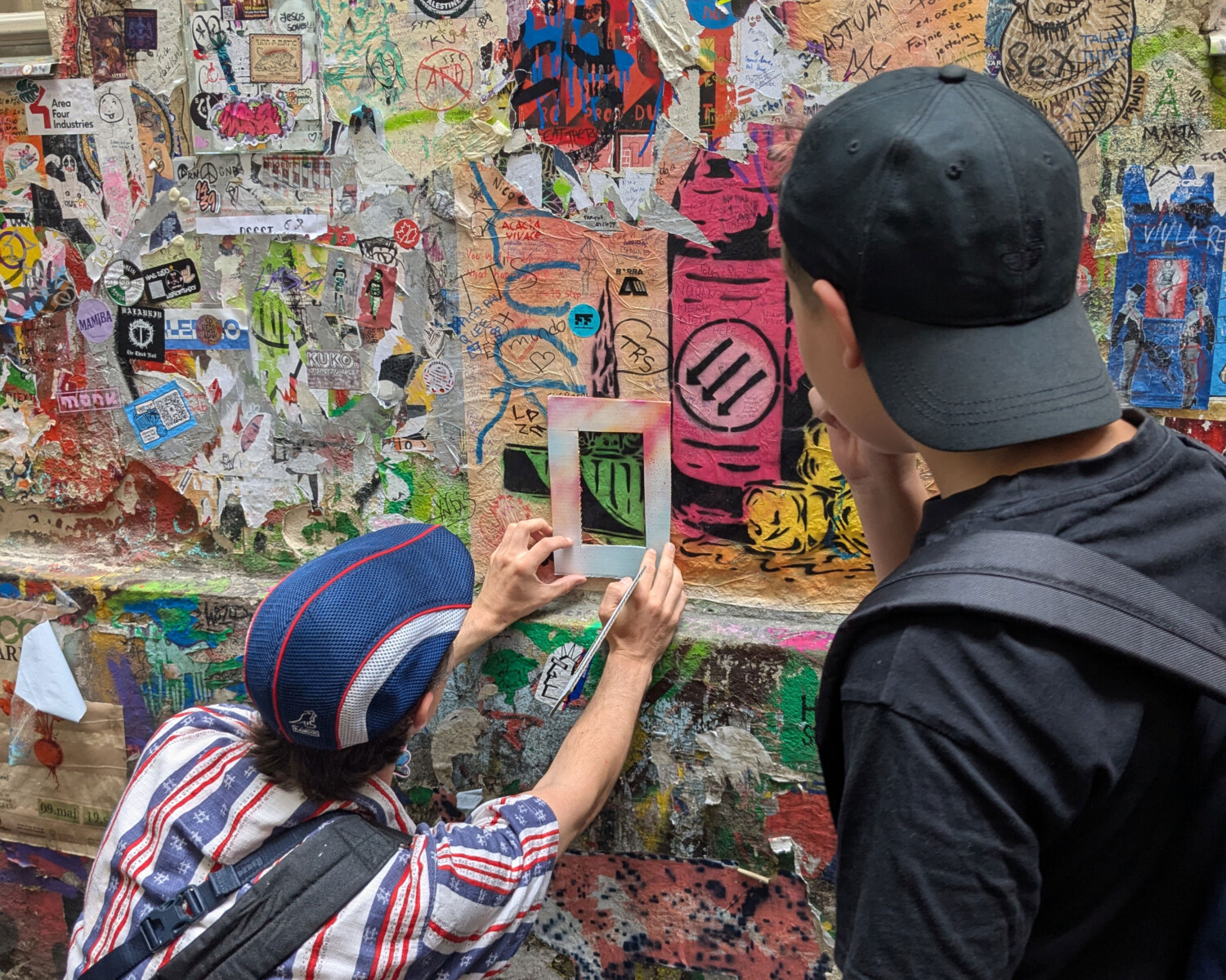 Kinder beim betrachten von StreetArt