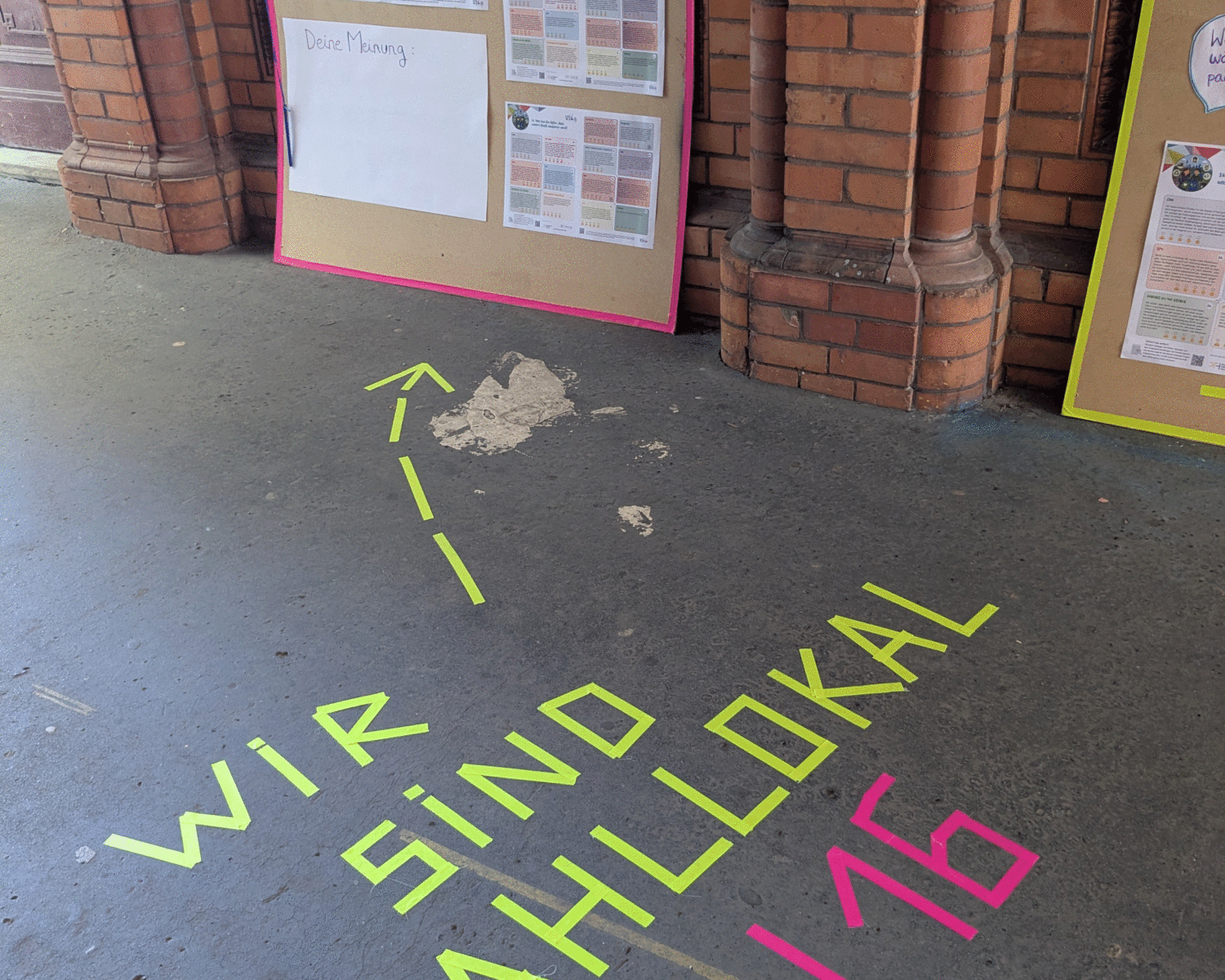 Text auf dem Boden: Wir sind Wahllokal U16